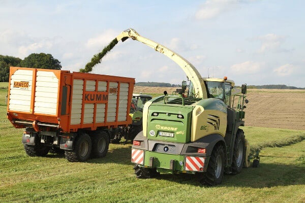 JOSILAC Maschinen währen der Gras Ernte