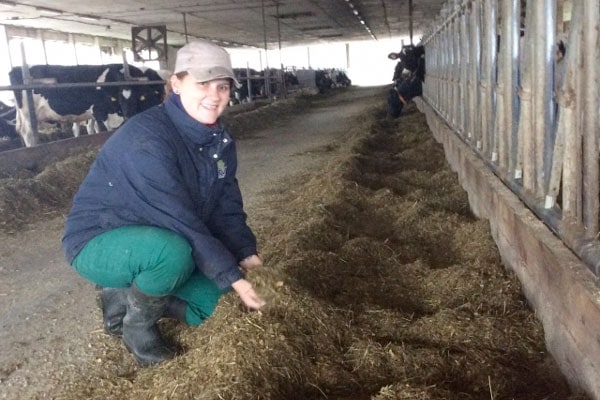 JOSERA Landwirtin am Futtertisch kniend