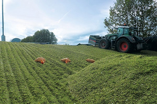 JOSERA Maschinen bei der Ernte, Grassilage