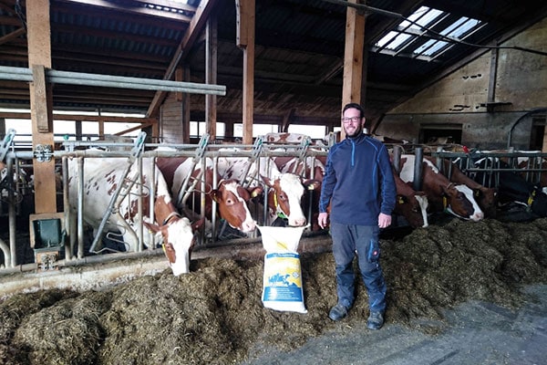 JOSERA Kunde Brockmann im STall stehend