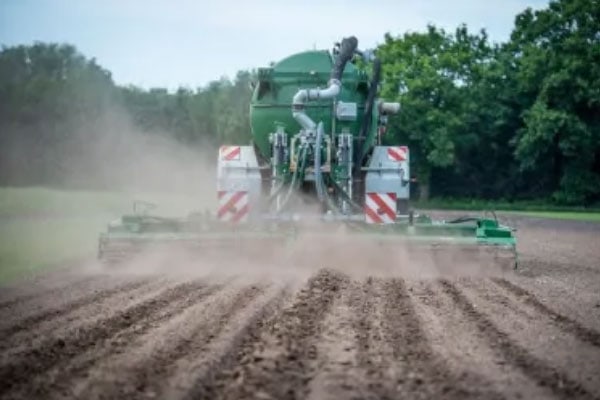 JOSERA Traktor beim Düngen