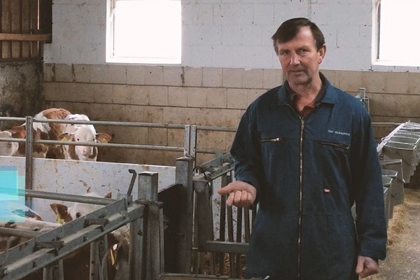 JOSERA Kunde Norbert Kreuzheck im Stall stehend