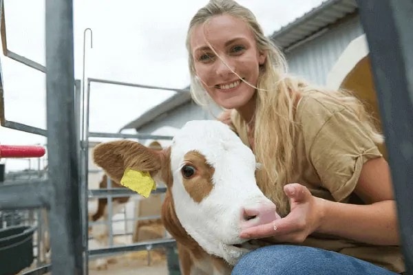 JOSERA Frau mit Kalb im Kälberiglu